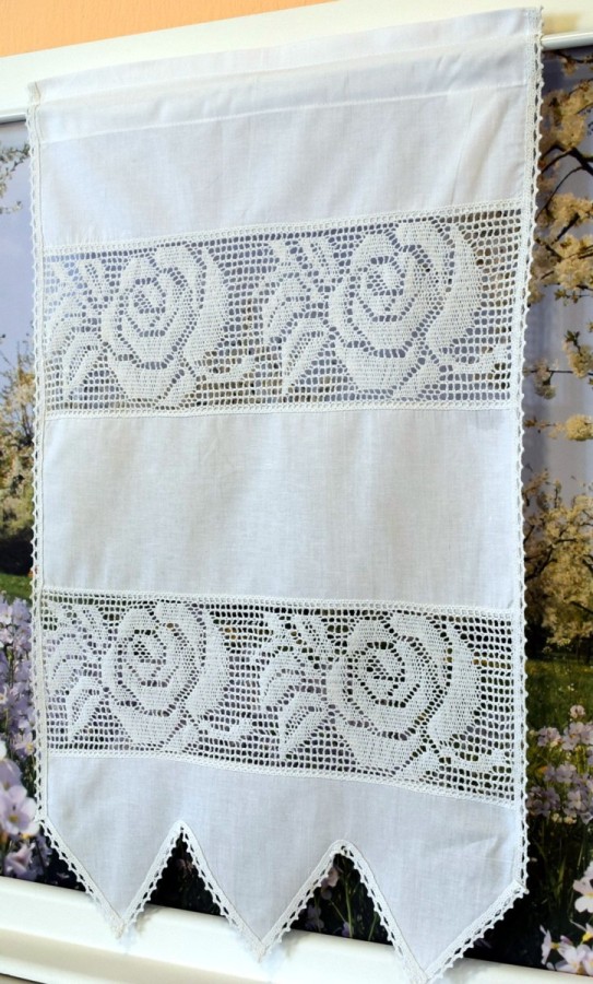 Häkelgardinen Türhänger mit Häkelkante in wollweißer Baumwolle im Landhausstil